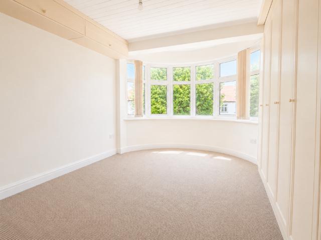 4 bedroom end of terrace house to rent