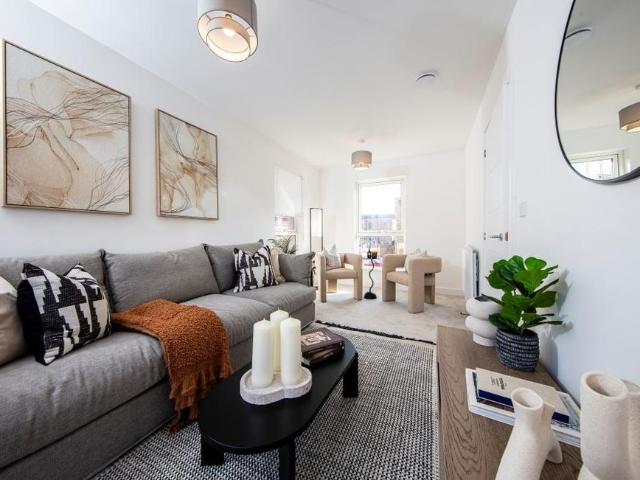 4 bedroom end of terrace house to rent