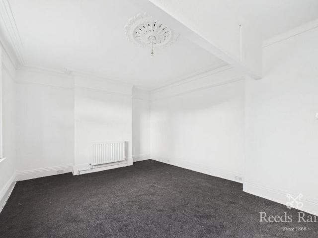 4 bedroom end of terrace house to rent