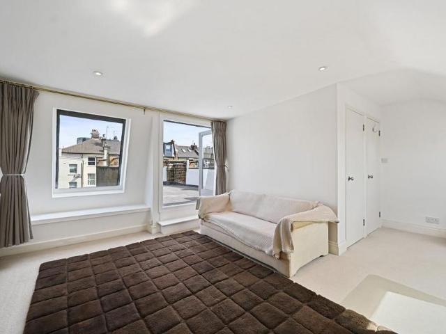 4 bedroom end of terrace house to rent
