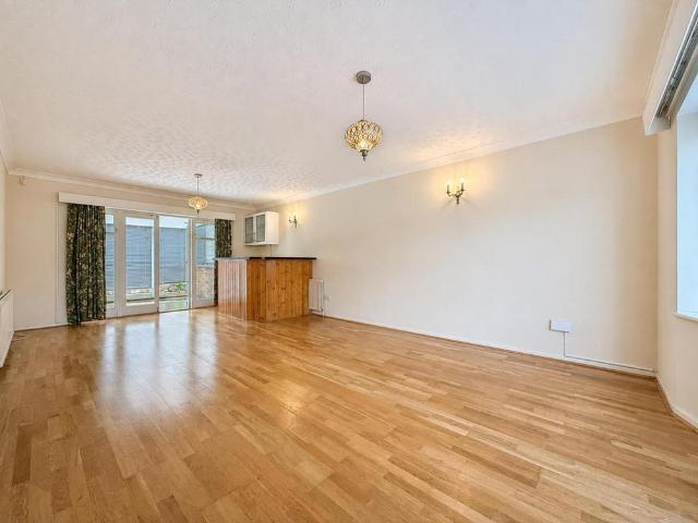 4 bedroom end of terrace house to rent