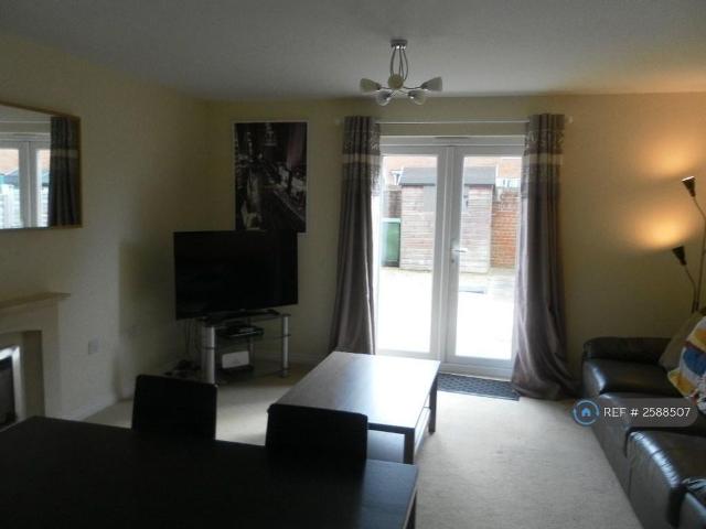 4 bedroom end of terrace house to rent