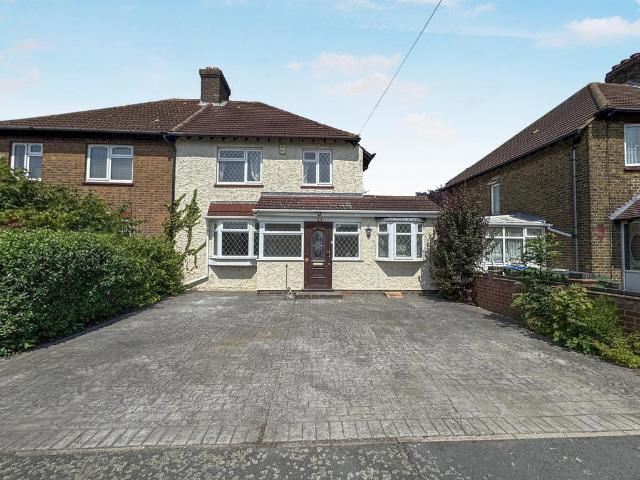 4 bedroom end of terrace house to rent