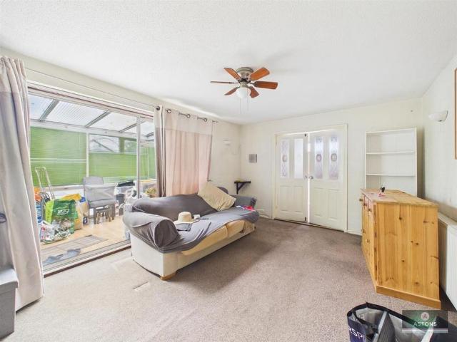 4 bedroom end of terrace house to rent