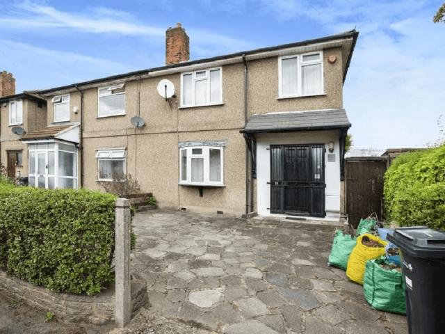 4 bedroom end of terrace house to rent