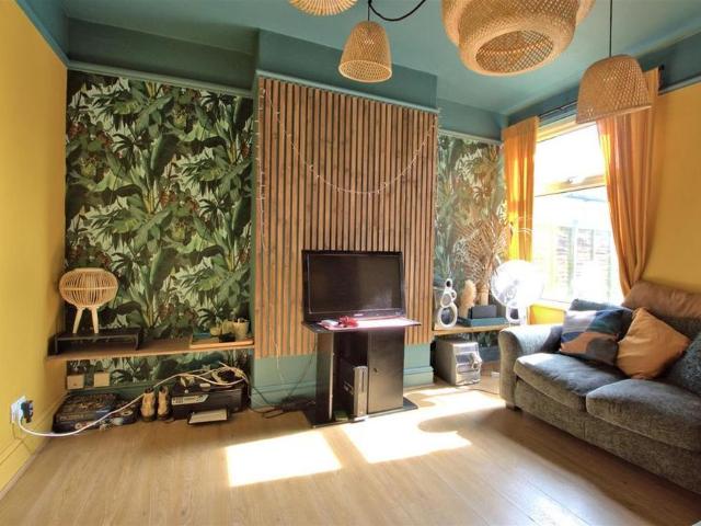4 bedroom end of terrace house to rent