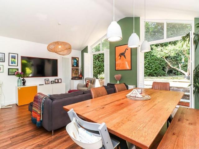 4 bedroom end of terrace house to rent
