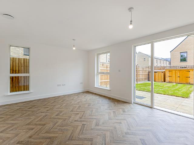 4 bedroom end of terrace house to rent
