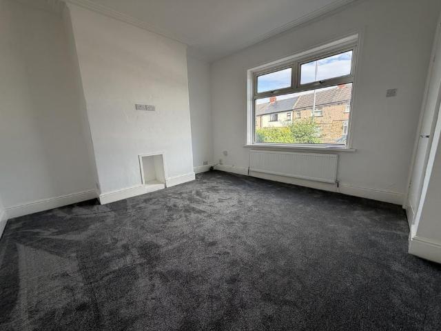 4 bedroom end of terrace house to rent