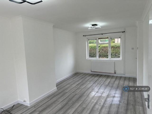 4 bedroom end of terrace house to rent