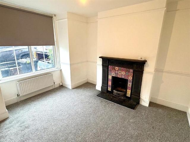 4 bedroom end of terrace house to rent