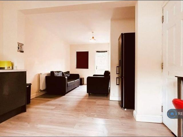 4 bedroom end of terrace house to rent