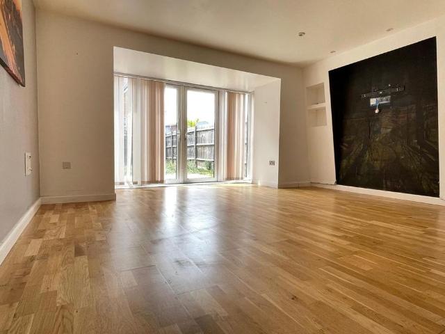 4 bedroom end of terrace house to rent