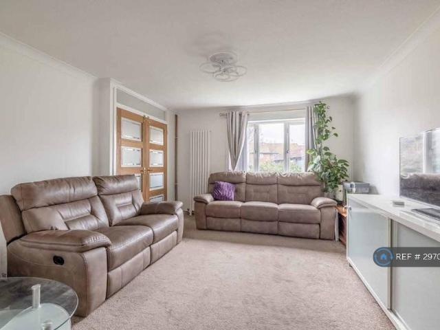4 bedroom end of terrace house to rent