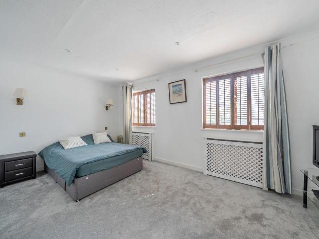 4 bedroom end of terrace house to rent