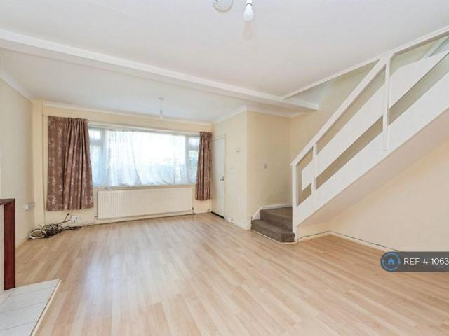 4 bedroom end of terrace house to rent