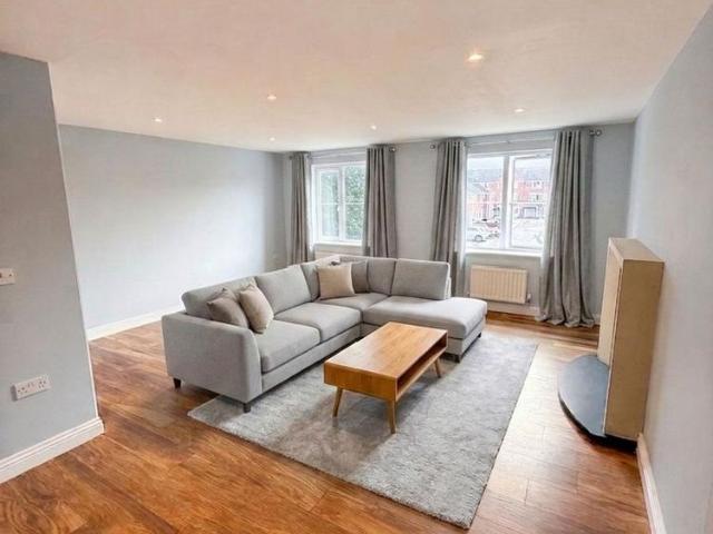 4 bedroom end of terrace house to rent