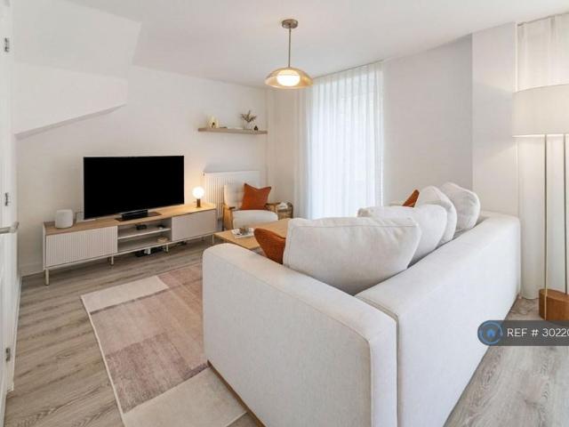 4 bedroom end of terrace house to rent