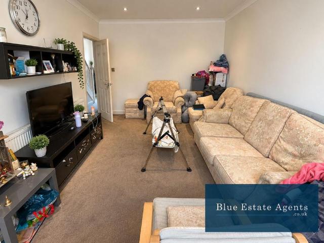 4 bedroom end of terrace house to rent