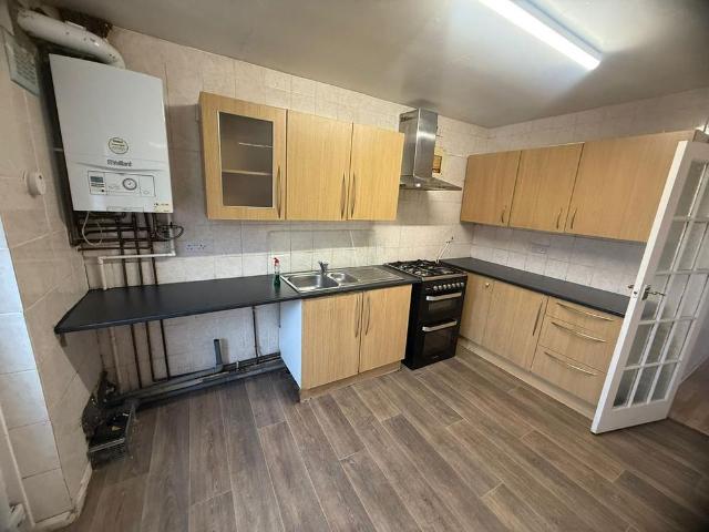 4 bedroom end of terrace house to rent