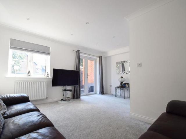 4 bedroom end of terrace house to rent