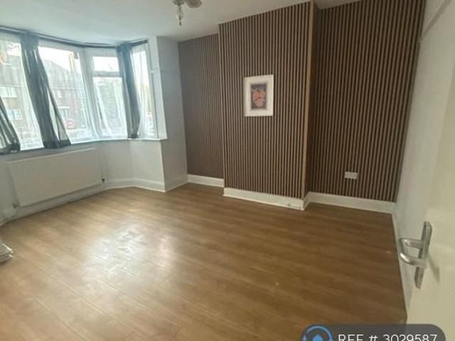 4 bedroom end of terrace house to rent