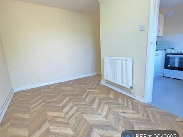 4 bedroom end of terrace house to rent