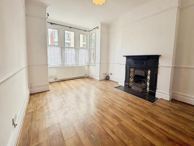 4 bedroom end of terrace house to rent