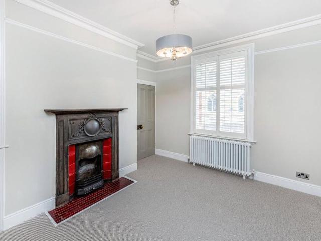 4 bedroom end of terrace house to rent