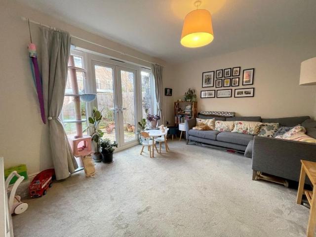 4 bedroom end of terrace house to rent