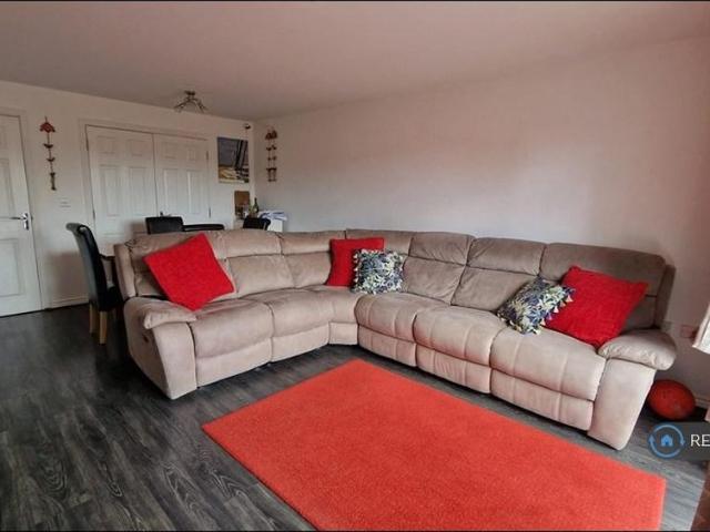 4 bedroom end of terrace house to rent