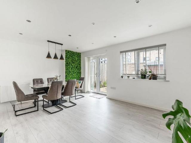 4 bedroom end of terrace house to rent