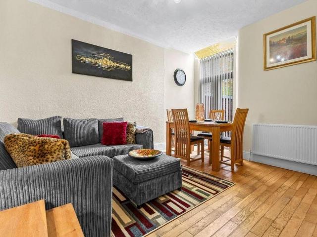 4 bedroom end of terrace house to rent