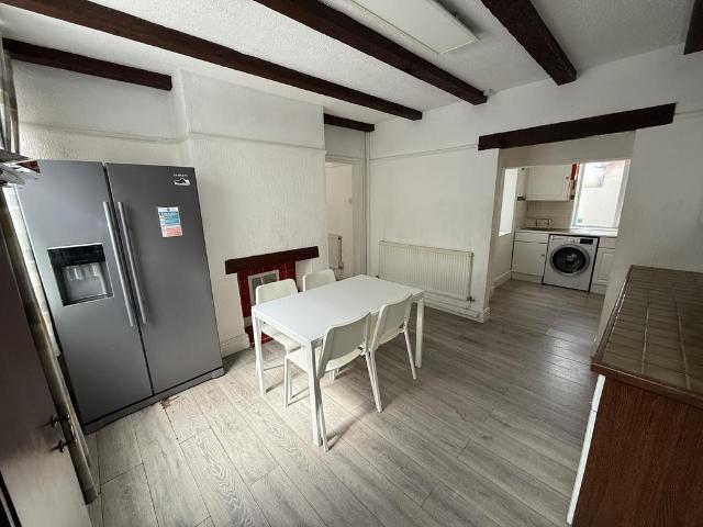 4 bedroom end of terrace house to rent