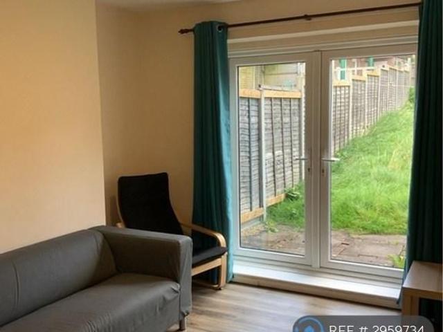 4 bedroom end of terrace house to rent