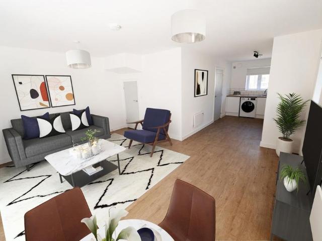 4 bedroom end of terrace house to rent
