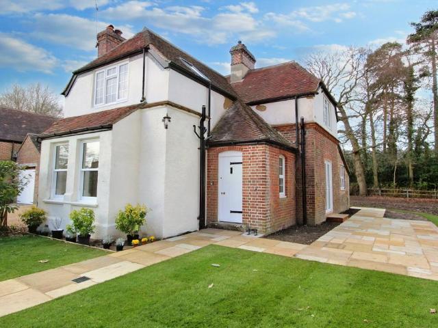 4 bedroom end of terrace house to rent