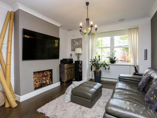 4 bedroom end of terrace house to rent