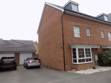 4 bedroom end of terrace house to rent