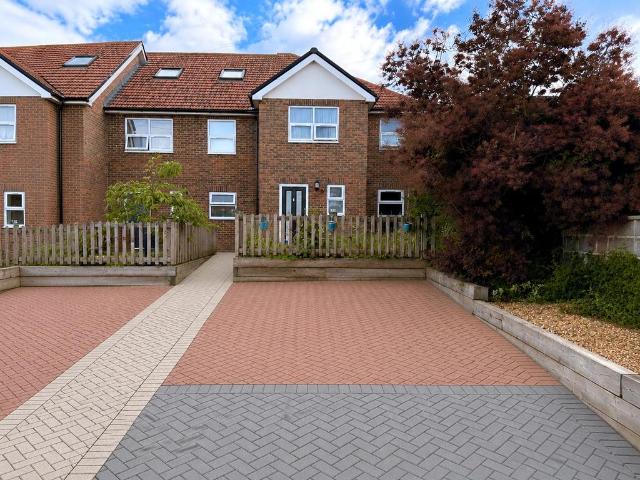 4 bedroom end of terrace house to rent