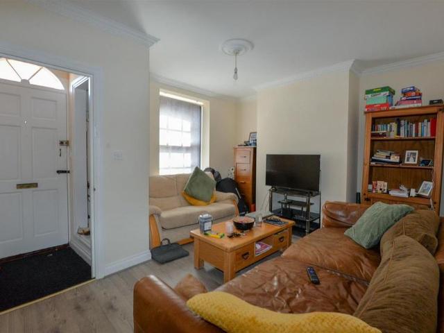 4 bedroom end of terrace house to rent