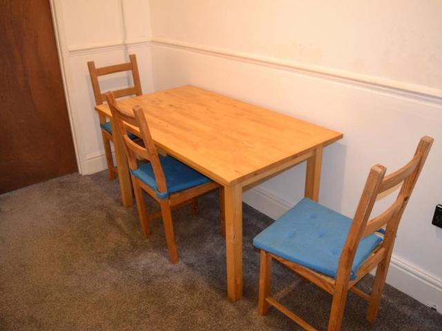 4 bedroom end of terrace house to rent