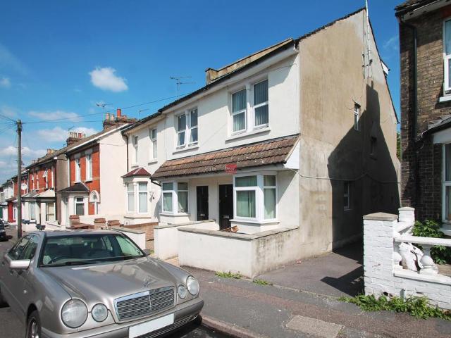 4 bedroom end of terrace house to rent