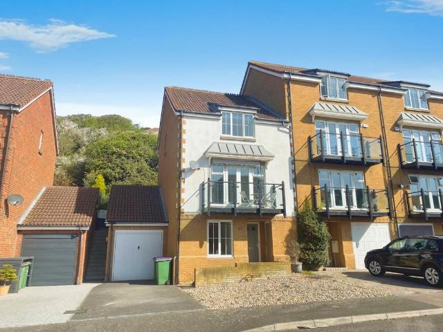 4 bedroom end of terrace house to rent