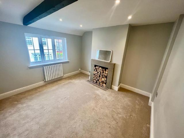 4 bedroom end of terrace house to rent