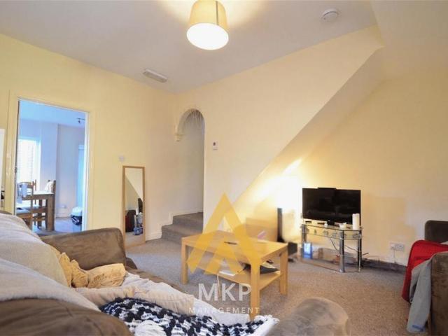 4 bedroom end of terrace house to rent