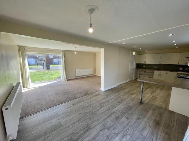 4 bedroom end of terrace house to rent