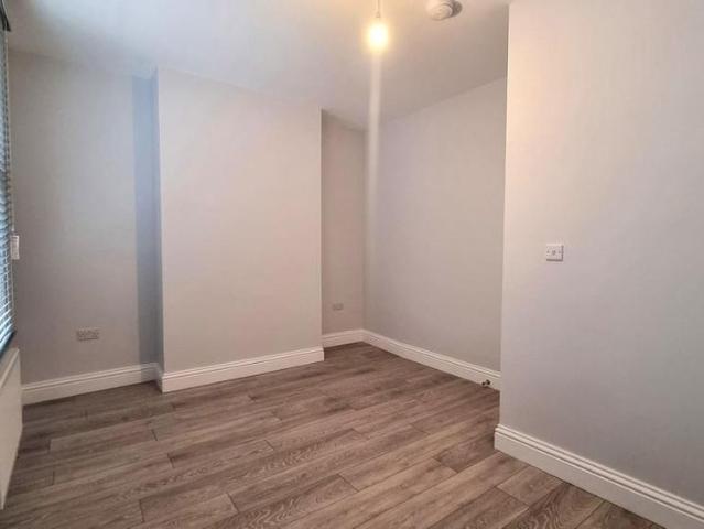 4 bedroom end of terrace house to rent