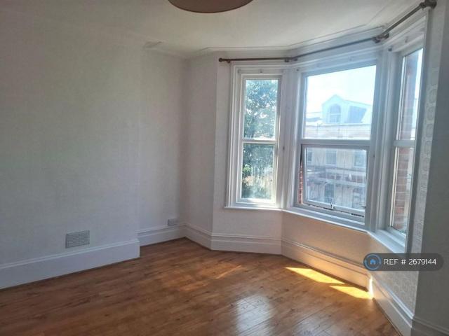 4 bedroom end of terrace house to rent
