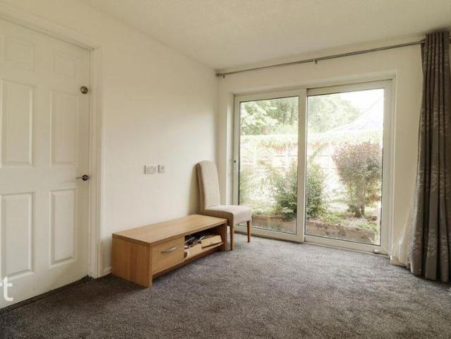 4 bedroom end of terrace house to rent
